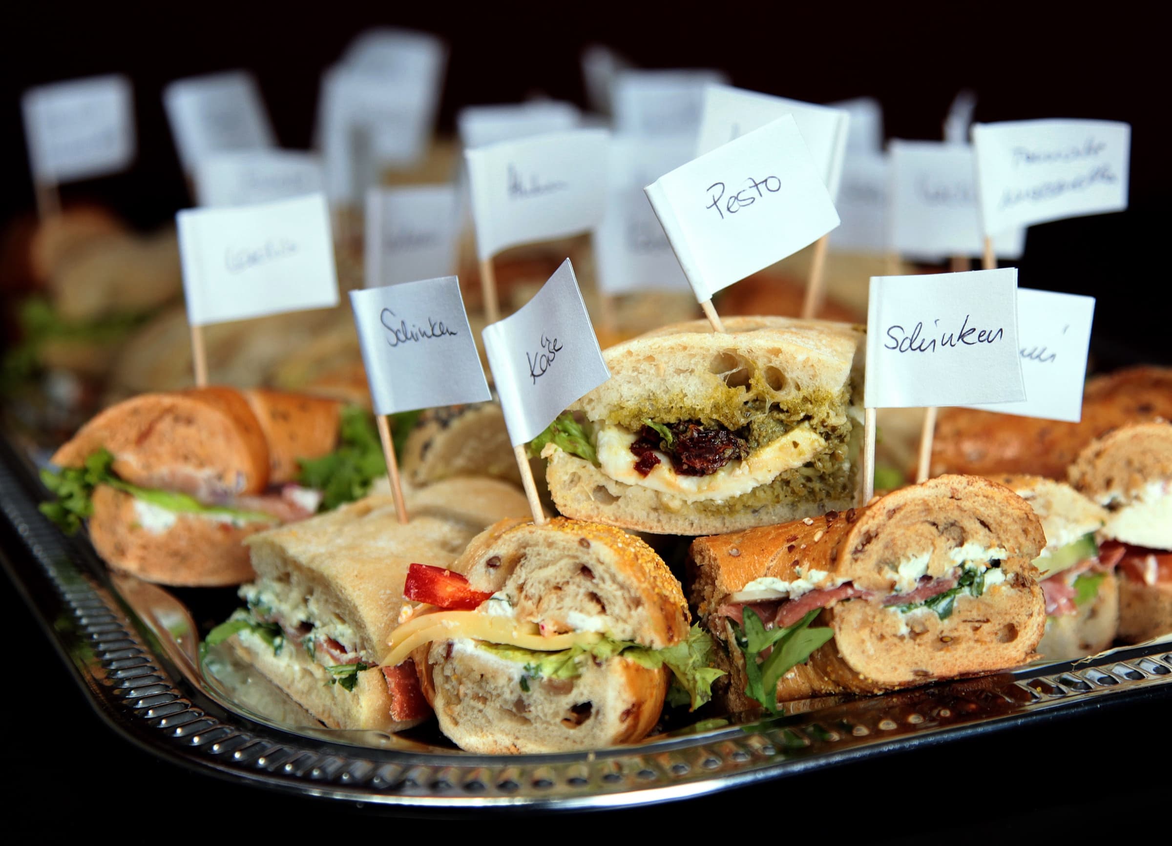 Belegte Bagels und Sandwiches auf einem Catering-Buffet