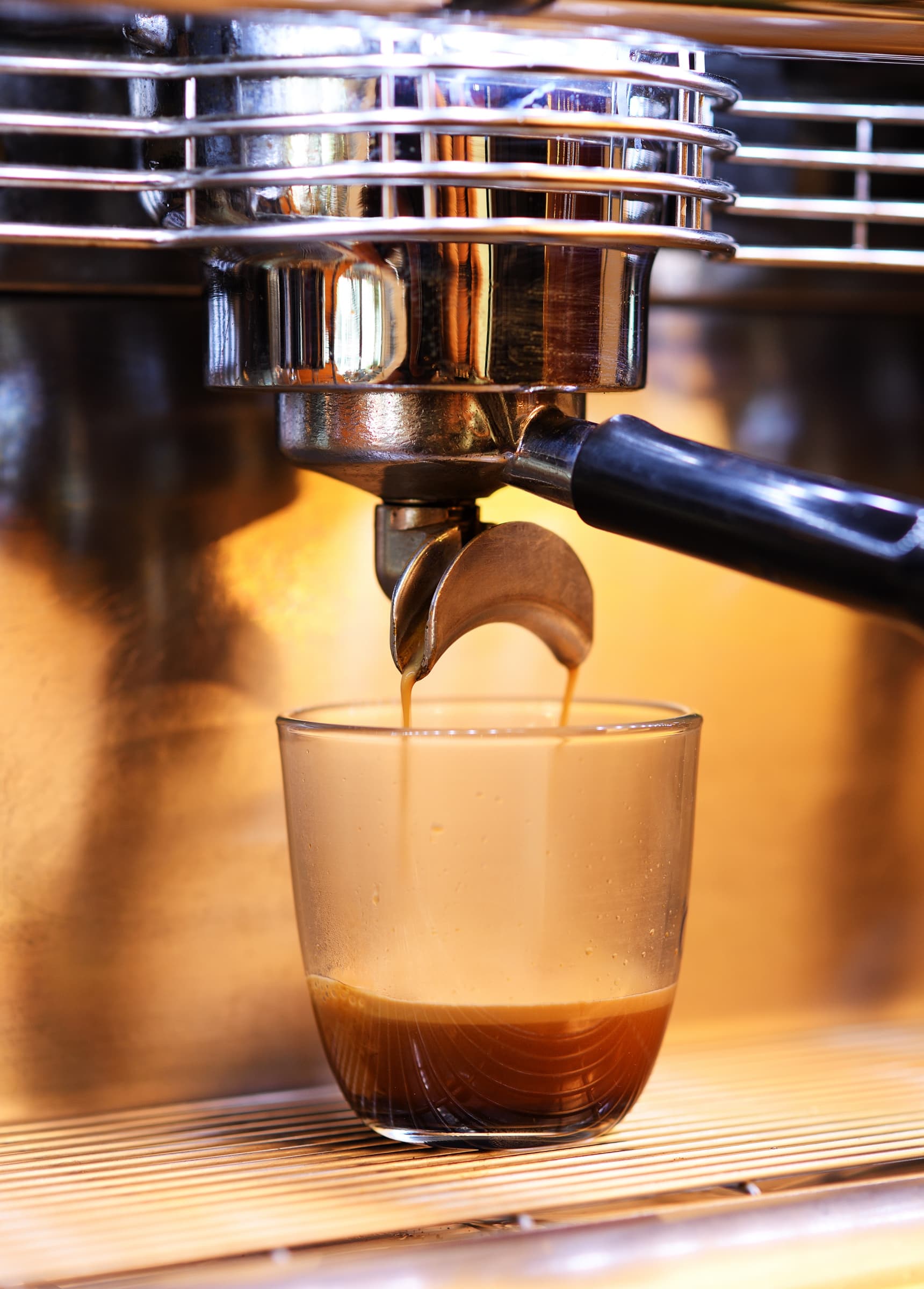 Espresso läuft aus der Siebträgermaschine in ein Glas