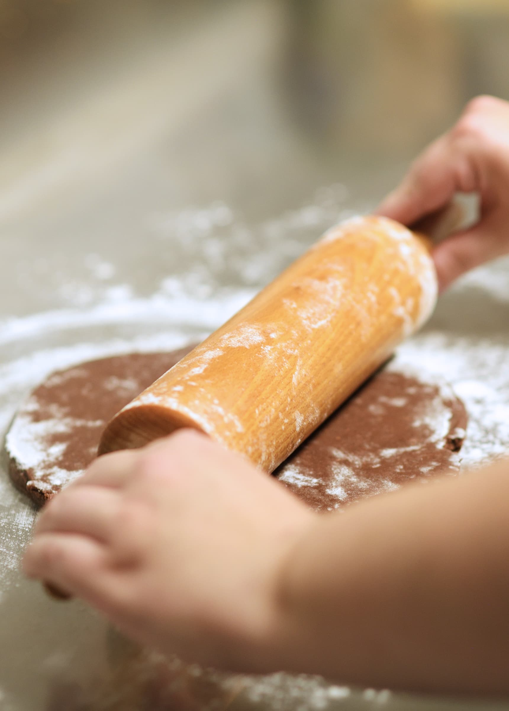 Ein Kuchen wird im Coffee Corner frisch vorbereitet